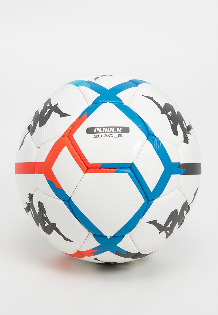 Pallone da calcio bianco con motivi geometrici blu, rossi e neri e un'etichetta "PLAYER 20.3C_5" nel pannello centrale.