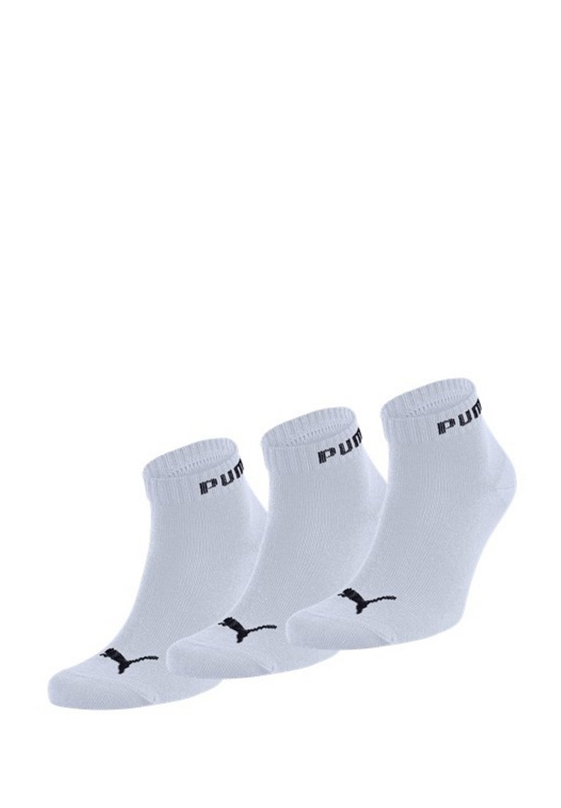 Drei Paar Knöchelsocken aus hellgrauem Stoff. Jede Socke hat ein schwarzes "PUMA"-Logo am Bund und ein schwarzes Logo-Detail an der Sohle.