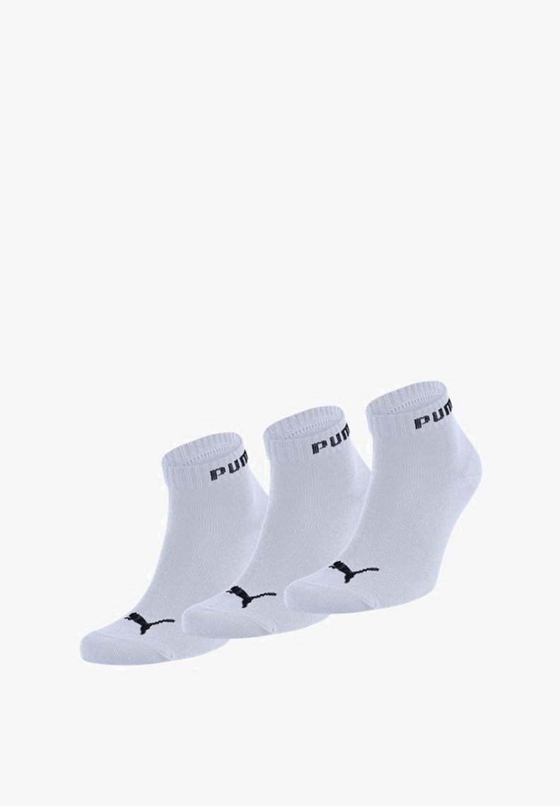 Drei Paar Knöchelsocken aus hellgrauem Stoff. Jede Socke hat ein schwarzes "PUMA"-Logo am Bund und ein schwarzes Logo-Detail an der Sohle.