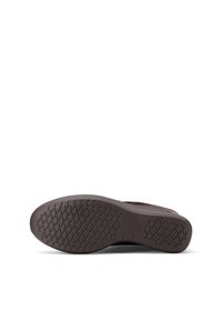 Suola di scarpa in gomma marrone con texture antiscivolo, forma leggermente curvata e design piatto, adatta per un uso informale.