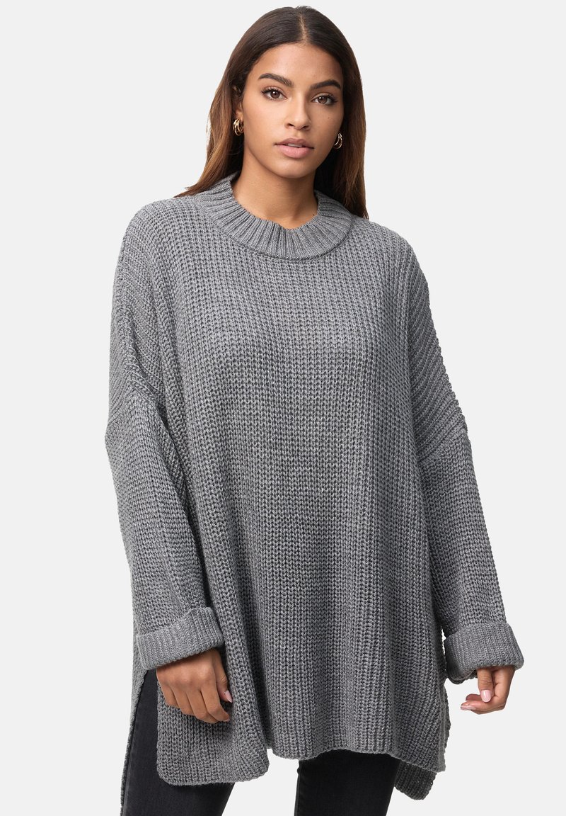 Szary, oversize'owy, dzianinowy sweter z prążkowanym kołnierzem i mankietami. Charakteryzuje się luźnym krojem oraz bocznymi rozcięciami dla komfortu i swobody ruchów.