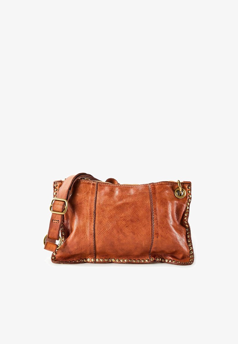 Sac à bandoulière en cuir marron avec une finition texturée, doté d'une bordure cloutée et d'une sangle détachable. Forme rectangulaire avec des accents de ferrures dorées.