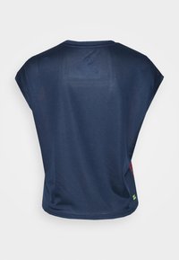 Jersey deportivo sin mangas de color azul oscuro, con tela de malla transpirable, visto desde la parte posterior sobre un fondo liso.