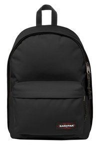 Schwarzer Rucksack aus robustem Material, mit großem Hauptfach, vorderer Reißverschlusstasche und gepolsterten, verstellbaren Trägern. Eastpak-Logo sichtbar.
