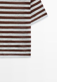 Gebreid shirt met korte mouwen met horizontale bruine en lichtblauwe strepen, zichtbaar vanaf de zijkant en onderranden.