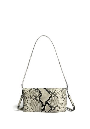 Rechteckige Umhängetasche mit schwarz-weißem Schlangenledermuster und einem dünnen silbernen Kettenriemen vor weißem Hintergrund.