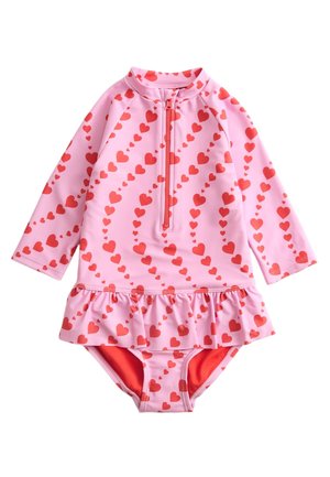 Różowy strój kąpielowy dla malucha z długim rękawem, ozdobiony czerwonymi wzorami serc, z zamkiem błyskawicznym z przodu oraz falbaną w talii.