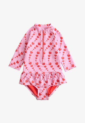 Maillot de bain rose à manches longues pour tout-petit avec motifs de cœurs rouges, fermeture éclair à l'avant et jupe à volants à la taille.