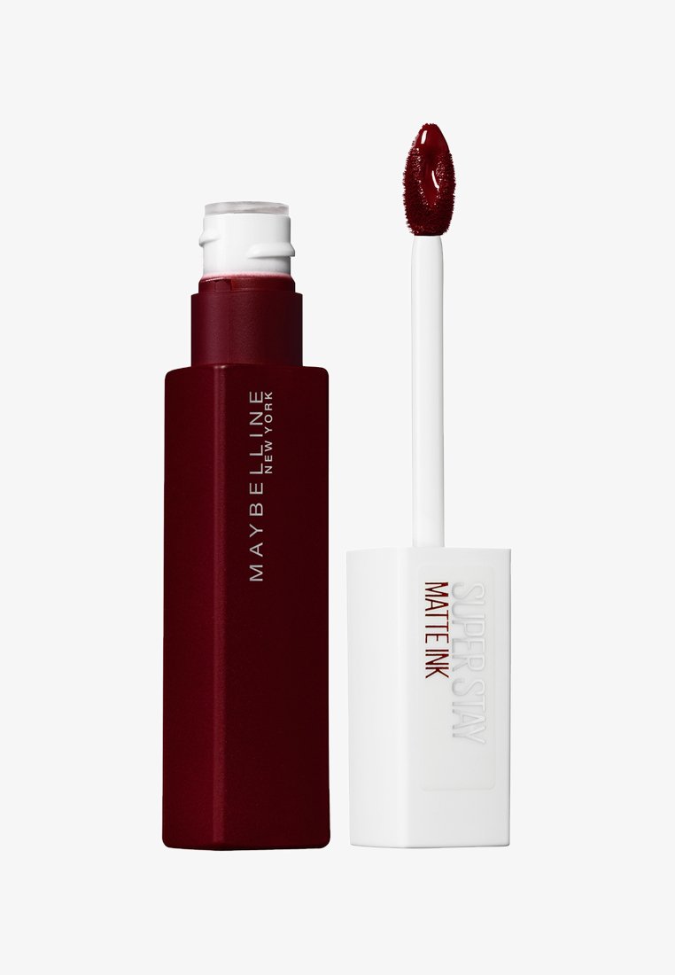 Rossetto liquido in un tubo rosso intenso con cappuccio bianco, dotato di un applicatore a forma di piede di cervo. Finitura strutturata con l'iscrizione "Super Stay Matte Ink".