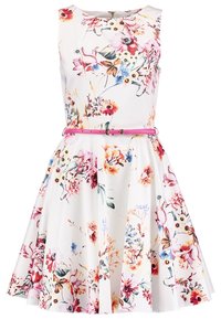 Robe fleurie avec un fond blanc, ornée de motifs floraux colorés. Elle possède un corsage ajusté, une jupe évasée et une ceinture rose.