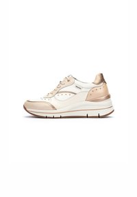 Zapatillas deportivas con parte superior de cuero en crema y beige, detalles metálicos en dorado, perforaciones decorativas y una suela blanca gruesa.