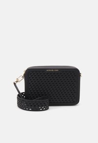 Bolso cruzado de cuero trenzado negro con forma rectangular, herrajes en dorado y una correa desmontable con un diseño trenzado.