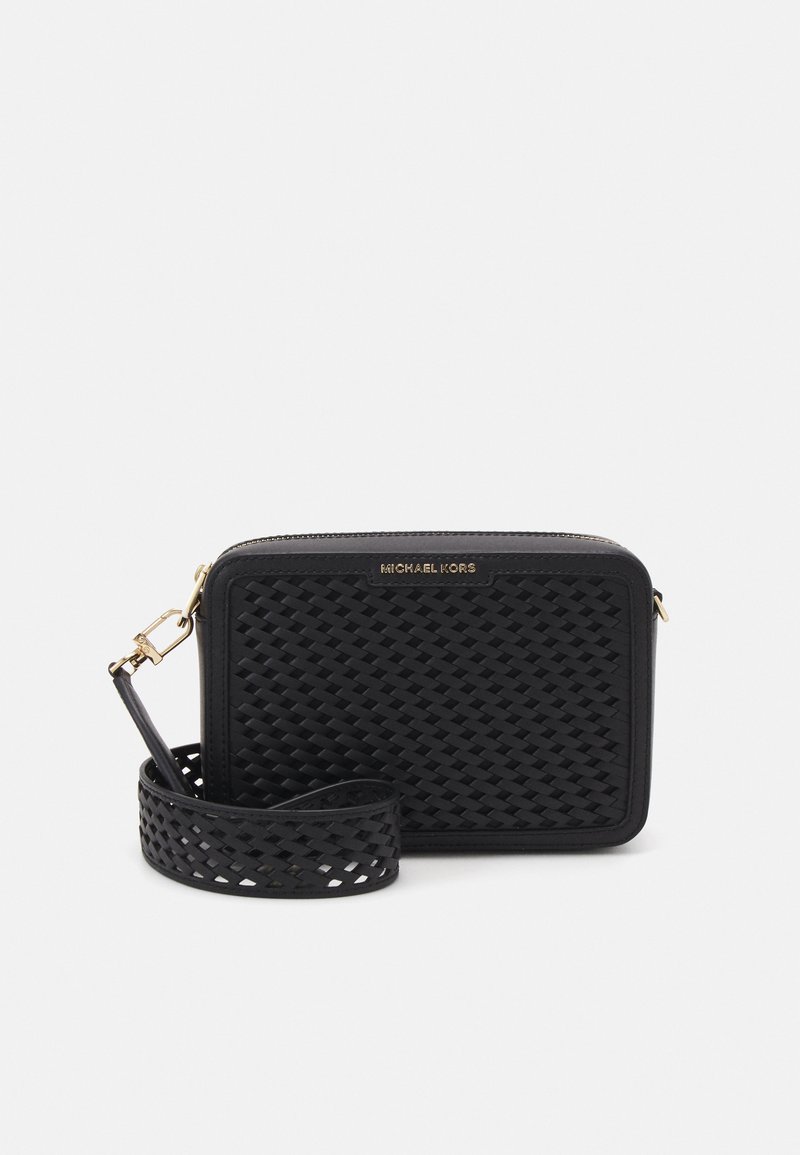 Bolso cruzado de cuero trenzado negro con forma rectangular, herrajes en dorado y una correa desmontable con un diseño trenzado.
