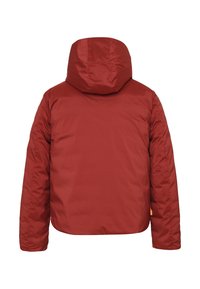 Giacca imbottita rossa con cappuccio, con maniche lunghe, vista da dietro su uno sfondo bianco.