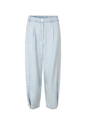 Jasnoniebieskie, wysokie w talii spodnie zwężane ku dołowi, z zakładkami z przodu, zapinane na guzik i z mankietami sięgającymi kostek.