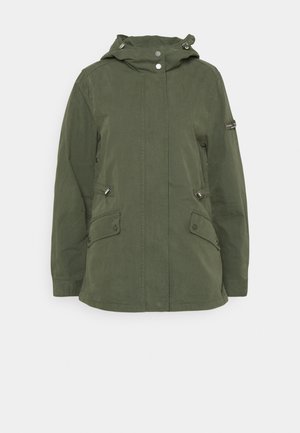 Olivengrøn hættejakke med trykknapper foran, to klaplommer og justerbare taljeklapper på hver side.