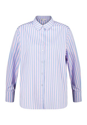 Chemise à rayures bleue clair avec des rayures verticales roses et blanches. Dispose d'un col classique et de longues manches avec des poignets à boutons.