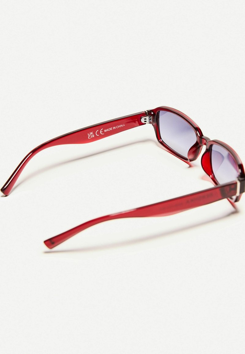 Bershka RESIN Lunettes de soleil dark red/rouge foncé
