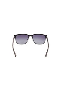 Ochelari de soare cu ramă pătrată din metal negru, lentile gradient violet și brațe din acetat gri cu model. Prezintă pernuțe nazale ajustabile.