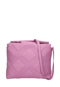 Borsa a tracolla in pelle rosa trapuntata con un motivo a rombi diagonali, dotata di tracolla rimovibile e chiusura con zip, texture liscia.