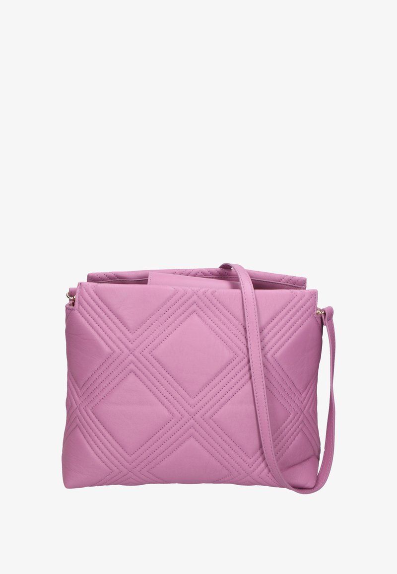 Borsa a tracolla in pelle rosa trapuntata con un motivo a rombi diagonali, dotata di tracolla rimovibile e chiusura con zip, texture liscia.