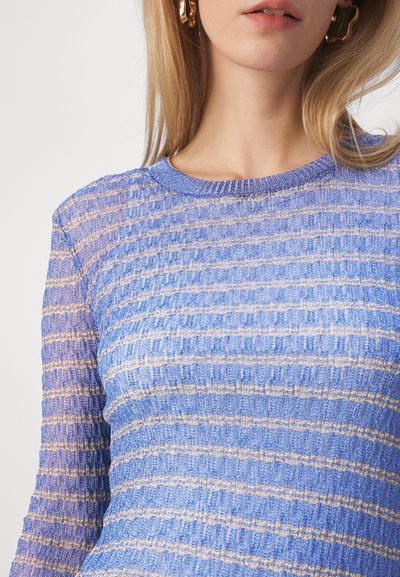 Strickpullover in Blau und Gold, mit einem strukturierten Streifenmuster, Rundhalsausschnitt und langen Ärmeln. Glattes, leichtes Material.