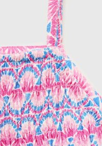 Tessuto a fantasia rosa e blu con texture arricciata, dotato di spalline sottili e un motivo floreale ripetuto. Materiale morbido e leggero.