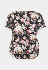 Blusa floreale con maniche corte, sfondo nero, con fiori rosa, bianchi e marroni, dettaglio a occhio di bue sul retro, tessuto morbido.