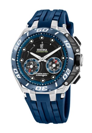 Modro-strieborné hodinky Festina Chrono Bike s čiernym ciferníkom, dvoma malými subčíselníkmi pre deň a sekundy a modrým gumovým remienkom.