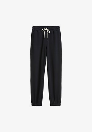Zwarte joggingbroek van zacht materiaal, met een elastische tailleband met een trekkoord, zijzakken en elastische boorden bij de enkels.