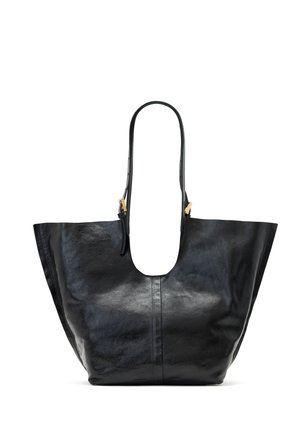 Borsa tote in pelle nera con corpo ampio, spallacci sottili e dettagli in bucle dorato su uno sfondo bianco.