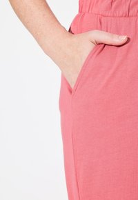 Ulla Popken EINFARBIG - Pyjamahousut/-shortsit - raspberry