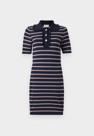 Navy blauwe jurk met horizontale witte en roze strepen, korte mouwen, een gerimpelde kraag en een drieknoopssluiting.