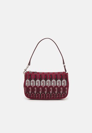 Kleine rechthoekige handtas met korte band, met een herhalend patroon van bordeaux, roze en zwarte geometrische bogen.