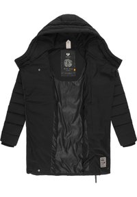 Čierna puffa bunda s kapucňou, ktorá má hladké vnútorné podšívku. Obsahuje patentky a prešívané vzory na rukávoch.