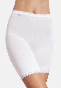 Witte katoenen boyshorts met een gladde textuur en kantafwerking bij de beenopeningen. Heeft een logo-label op de tailleband.