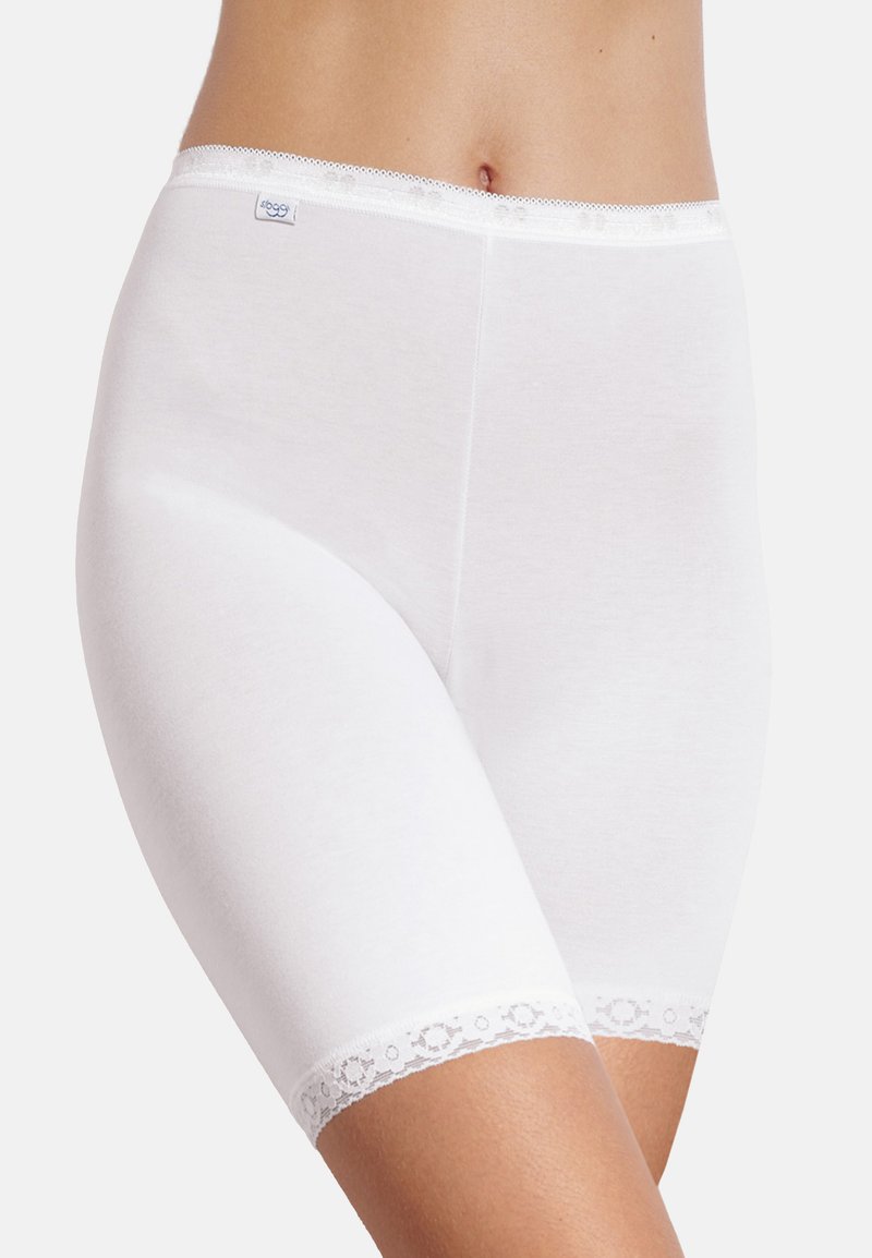Witte katoenen boyshorts met een gladde textuur en kantafwerking bij de beenopeningen. Heeft een logo-label op de tailleband.