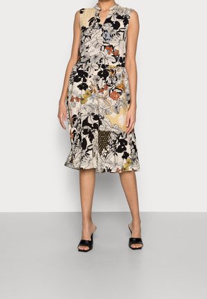 Robe sans manches avec un motif floral noir, orange, jaune et bleu sur un fond clair ; ourlet volanté et design enveloppant.