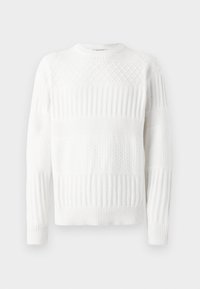 Hvid strikket sweater med ribbet og diamant mønster, med rund hals og lange ærmer, der giver tekstur og lagdelt design.