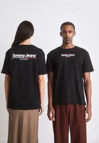 Tommy Jeans FLAG TEE UNISEX - Camiseta estampada - black