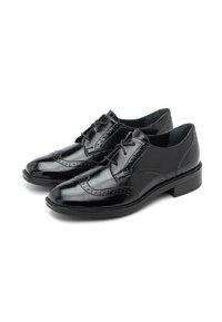 O pereche de pantofi eleganți din piele neagră lucioasă, cu șireturi, detalii wingtip și tocuri joase din lemn, pe un fundal alb.