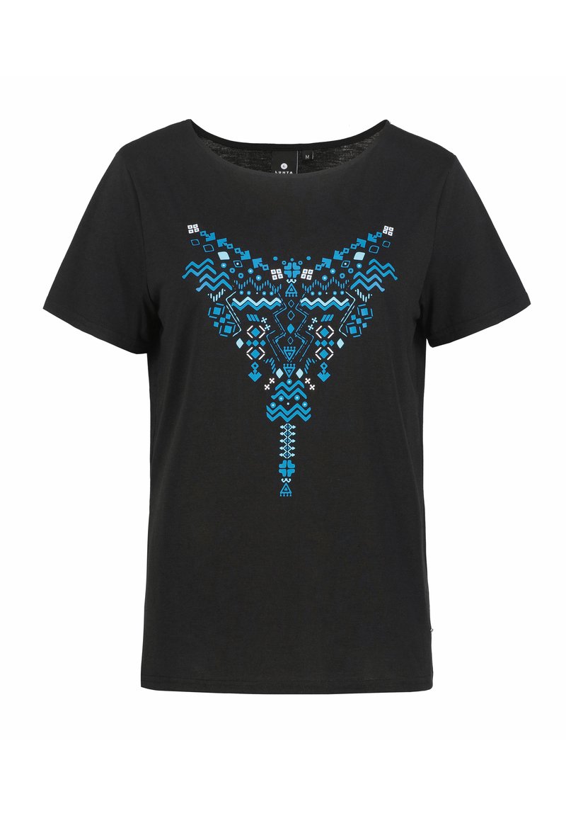 Camiseta de manga corta negra con un patrón geométrico azul central y acentos texturizados, hecha de suave tela de algodón.