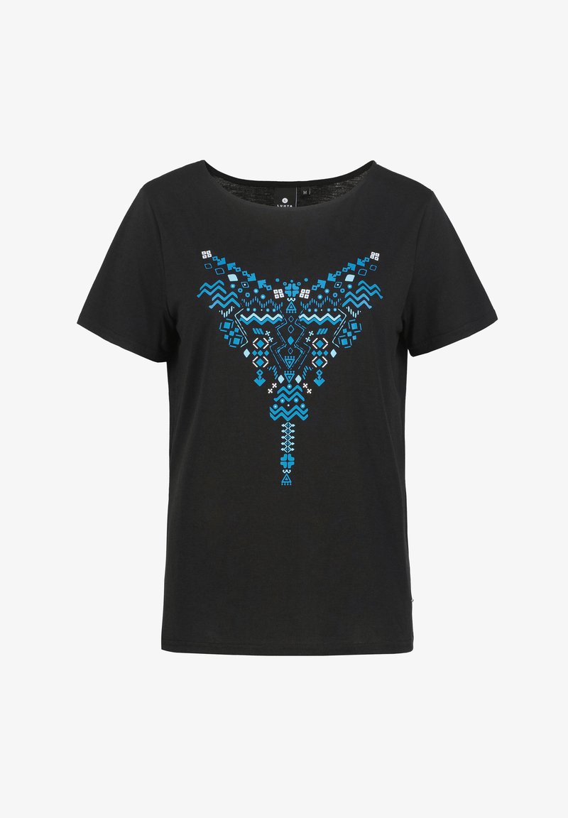 Svart t-shirt med kort ärm som har ett centralt blått geometriskt mönster och texturerade detaljer, tillverkad av mjukt bomullstyg.