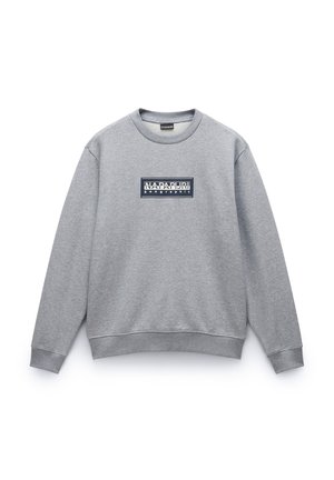 Sudadera gris con cuello redondo, puños y cinturilla acanalados. Presenta un parche azul en el centro que dice "NAPAPIJRI geographic".
