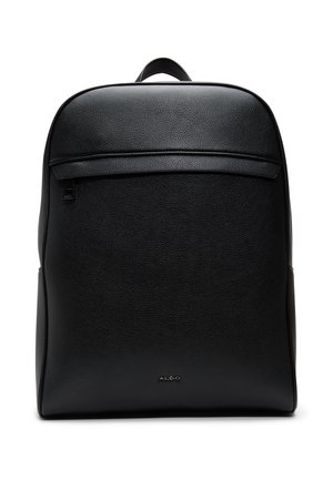 Černý kožený batoh s texturou, přední kapsa na zip, horní rukojeť a minimální logo ALDO umístěné ve středu blízko spodní části.