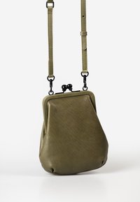 Borsa a tracolla in pelle verde oliva con chiusura a scatto, caratterizzata da una struttura morbida e tracolla regolabile. Texture liscia e design minimal.
