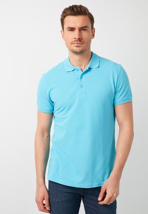 Polo de algodón en color turquesa, con cuello clásico, tapeta de tres botones y mangas cortas. Textura suave.