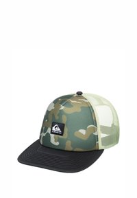 Grüne Camouflage-Trucker-Cap mit schwarzem Schirm, Mesh-Seitenpaneelen und einem schwarzen Logopatch mit einem Bergdesign.