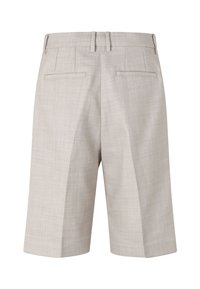 Shorts beiges sur mesure avec une finition texturée, comprenant deux poches arrière et une coupe droite. Aucun détail frontal visible ni accessoires métalliques.