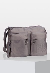 Borsa a spalla in tessuto grigio con due tasche anteriori con zip, superficie testurizzata e logo in rilievo sul lato. Include una tracolla regolabile.